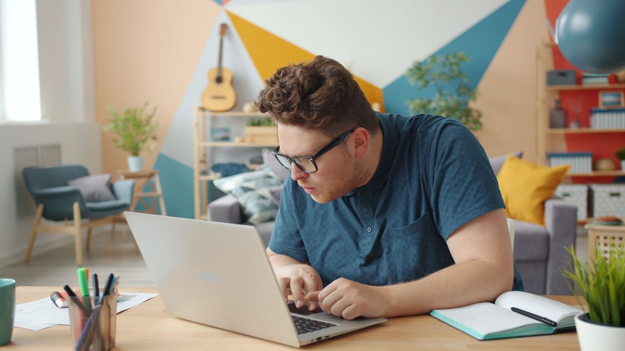 Créatif travaillant dans un bureau avec son ordinateur