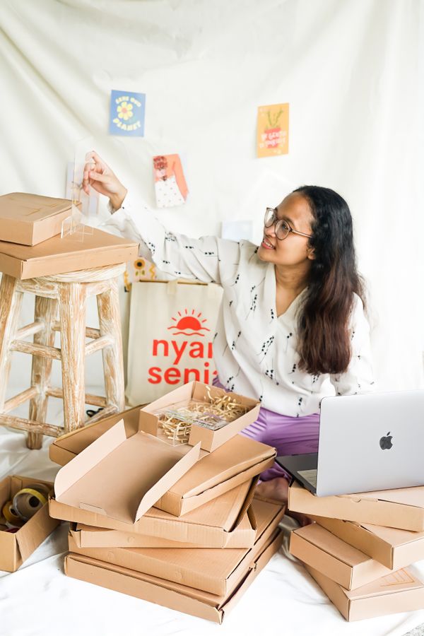 Entrepreneuse préparant les commandes de sa boutique