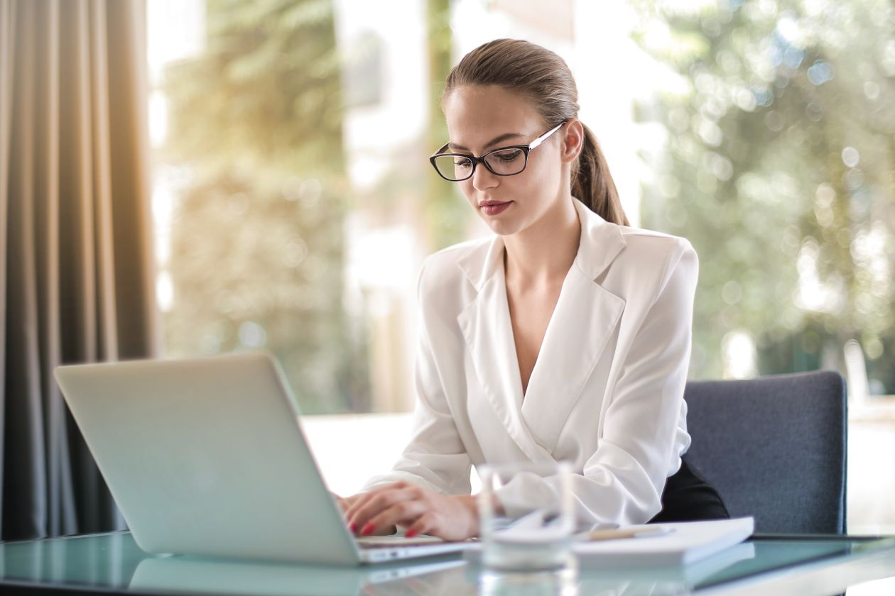 Marketeuse travaillant sur son ordinateur